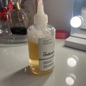 The Ordinary Glycolic Acid 7% Toner - The Ordinary Glycolic Acid 7% Toning Solution är en ansikts-toner med exfolierande effekt. Kommer i en genomskinlig plastflaska med vit etikett och praktisk pipettkork. Vätskan är ljusgul och passar perfekt för att fräscha upp huden.