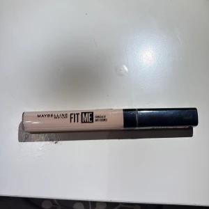 Maybelline Fit Me Concealer 05 - Maybelline Fit Me Concealer i nyansen 05. Ljus beige färg, perfekt för att täcka mörka ringar och ojämnheter. Kommer i en smidig tub med svart lock och applikator. Innehåller 6 ml. Enkel att använda och ger ett naturligt resultat.