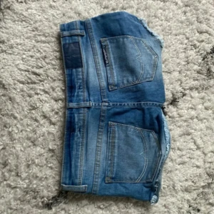 Lowwaist mini jeansshorts med glitter detaljer - Snygga low waist mini jeansshorts i strl 26, midja:37. Kommer fler unika jeansshorts o kjolar så följ!!