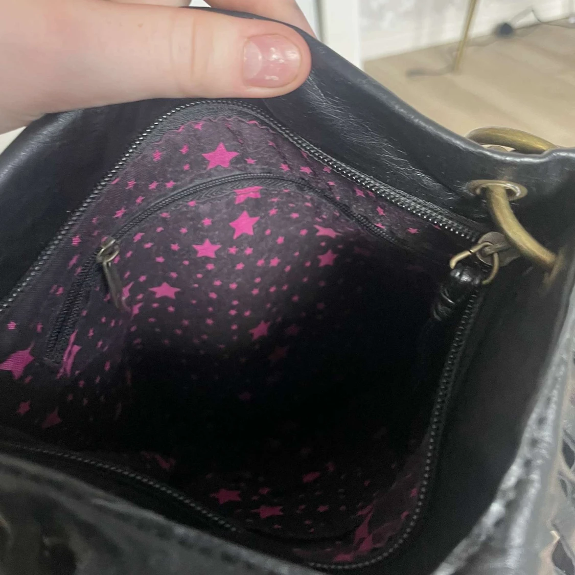 Svart axelväska med fransar - 1