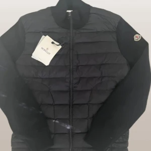 Moncler cardigan - Moncler cardigan i svart | storlek M passar S | tags ingår