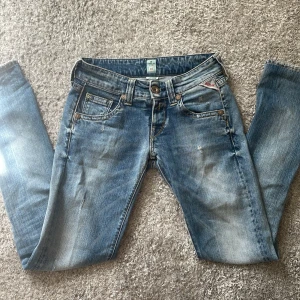 Replay low waist bootcut jeans - Super snygga lågmidjade replay jeans som är bootcut passform!! Super fint skick, strl 24