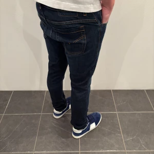 Dondup Jeans George  - Dondup Jeans George! Trendigaste jeansen på marknaden.  Skick= 10/10 (helt nya) Ny pris= 4000 kr Säljs för= 829kr (Modellen är destroyed från fabrik vilket är väldigt populärt)