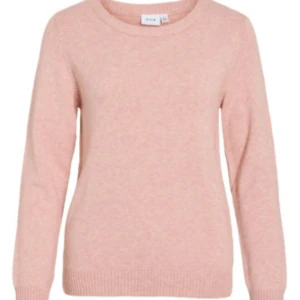 Ljusrosa stickad tröja från Vila - Rosa stickad tröja från vila. Väl använd och nopprig, därav priset. Det går säkert att få bort mycket av det noppriga. Säljer då den inte används längre. Skriv privat vid frågor eller intresse.💘