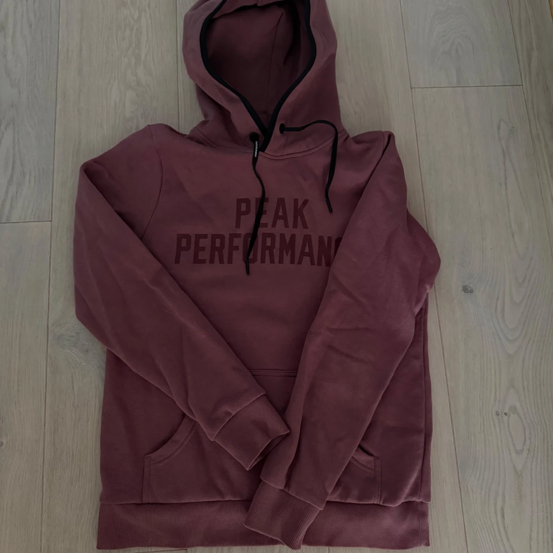 Vinröd hoodie Peak Performance