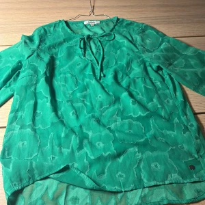 Grön blus💚 - jag säljer en fin ärtgrön blus som jag tyvärr inte använder längre.💚