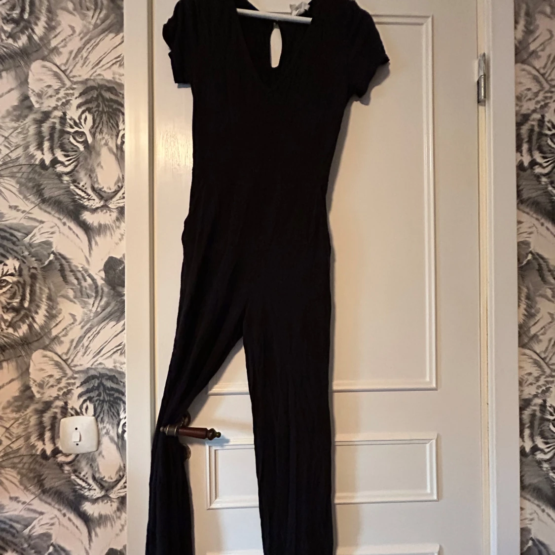 Svart jumpsuit med v-ringning