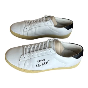 Saint Laurent  - Saint Laurent 06 sneakers. Storlek 40. Skick 8.5/10 pris 1990kr. finns att köpa på våran hemsida, Fashionels.com