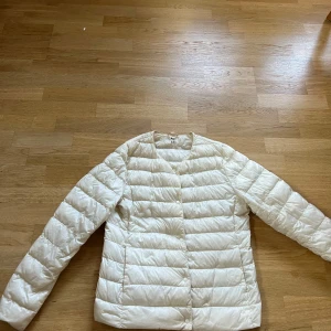 Uniqlo jacka - Jätte snygg höst/vårjacka från uniqlo. Storlek M, men skulle säga att den passar S också. Säljer då den inte användes så ofta längre. Små tecken på användning (se bild) men inget man tänker på. Nypris ca 750