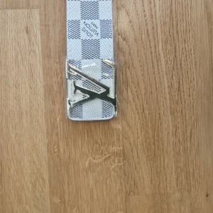 LV bälten till salu  - LV bälten till salu helt nya och oanvända jätte bra skick. Med följer en hål görare 