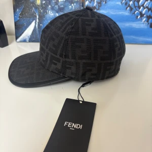Fendi keps  - Svart fendi keps i nyskick | Storlek M | Fraktar samma dag om köp sker innan 22:00