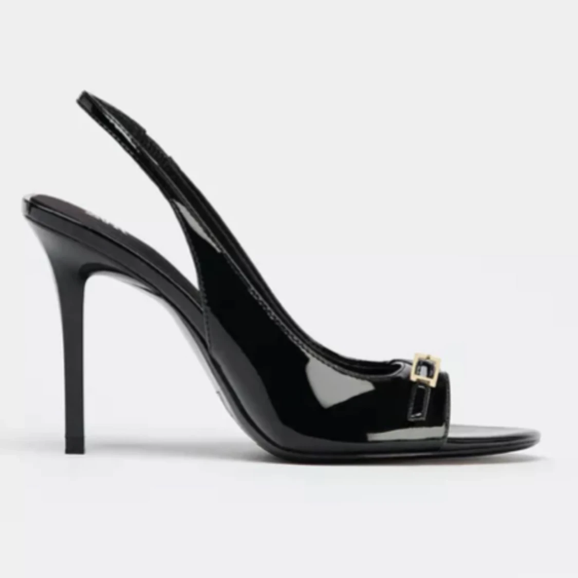 Svarta lackpumps med öppen tå och klack