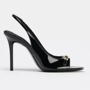 Svarta lackpumps med öppen tå och klack - Snygga svarta pumps i lack med öppen tå och hög klack. Skorna har en elegant rem runt hälen och en liten guldfärgad spänndetalj framtill. Helt och använd endast en gång, från zara, storlek 36