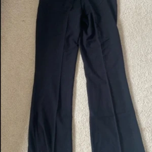 Svarta bootcut byxor från Nelly - Säljer ett par svarta bootcut byxor från Nelly i storlek 34. Byxorna har en klassisk siluett med utsvängda ben och midja som sitter snyggt. Perfekta till sneakers eller boots och lätta att styla med olika toppar. nypris 400kr