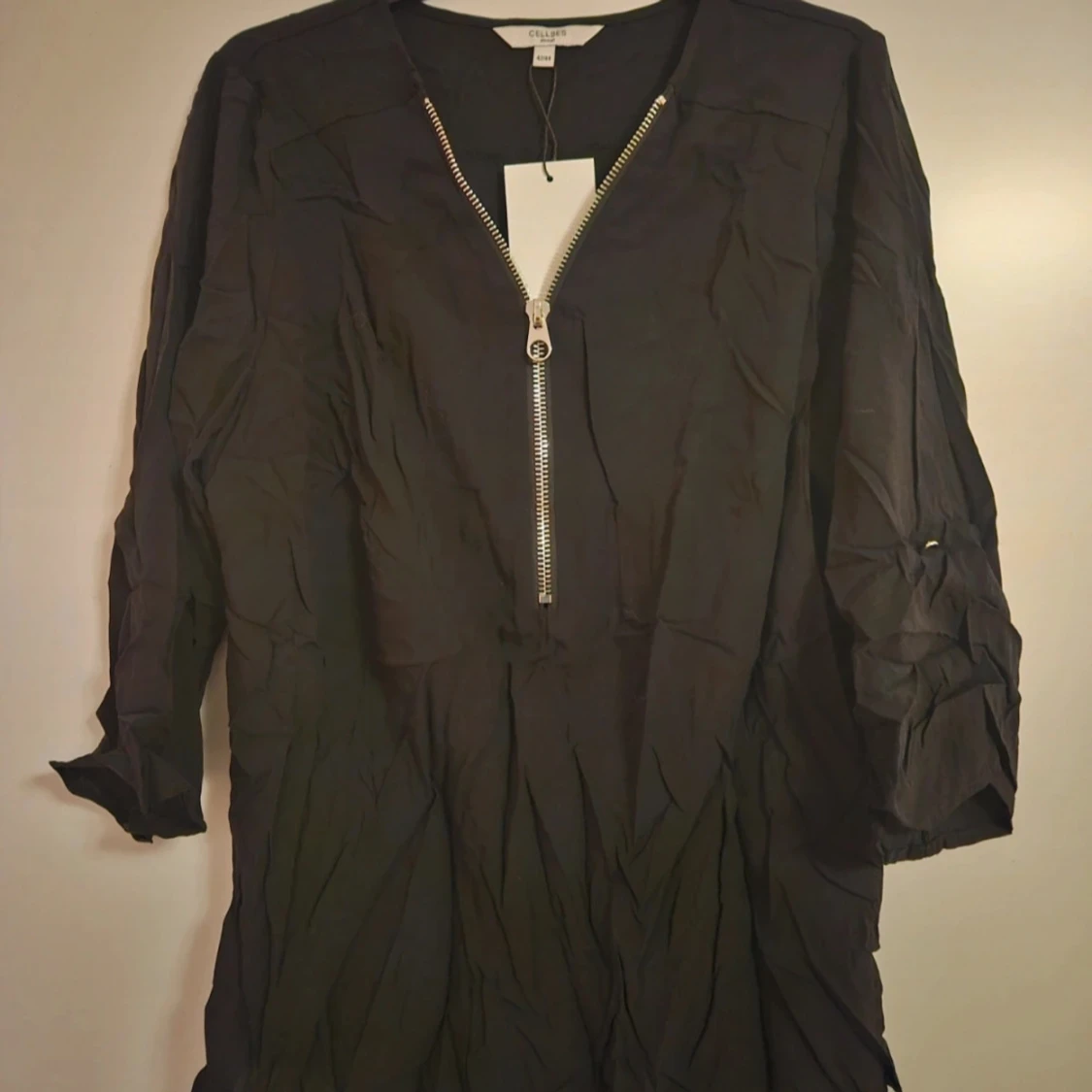 Svart topp med dragkedja Cellbes