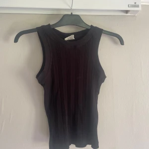 Svart ribbad linnetopp Gina  - Säljer en svart ribbad linnetopp från Gina Tricot 