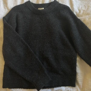 Mörkgrå stickad tröja hm - Jätte fin basic stickad tröja från hm, skriv för fler bilder❤️❤️