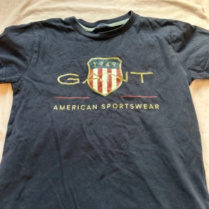 Mörkblå GANT t-shirt med tryck - Snygg mörkblå t-shirt från GANT. Inte använd på flera år. Kontakta innan köp!