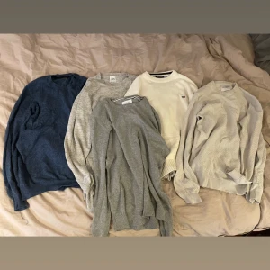 6 tröjor  - 6 tröjor. Från vänster, Oscar Jacobsson, Zara, pier one, Tommy hilfiger och these glory days. Samt en j.lindberg. Köp alla. Alla är i storlek M eller sitter som M. Skriv vid funderingar.