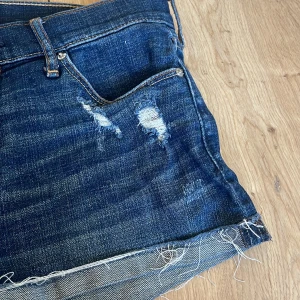 Jeanshorts - Säljer ett par jätte fina blå y2k jeanshort i storlek xs i väldigt bra skick utan defekter feån abercrombie&fitch💕