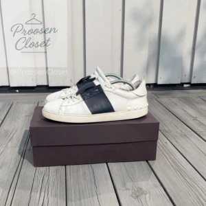 Valentino Open sneakers vit/marinblå - Säljer dessa feta Valentino Garavani skorna!        Storlek~Eu44/Uk10 | Skick 6,5/10                   Finns liv kvar i skorna men de är ganska använda!   Hör av dig vid frågor eller om du vill ha fler bilder