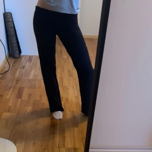 Yogapants/linnebyxor - Jättefina yogapants som har linnebyxor-material med vikbar tygkant. Storlek 170 men passar mig som brukar bära S och är ca 167cm🤍Oanvända!