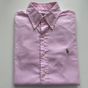 Ralph Lauren skjorta - Säljer denna sjukt snygga Ralph Lauren skjorta!      Skick 9/10 inga defekter ✅                                         Storlek 15 som motsvarar S                                            Modell slim fit                                                        Bara att höra av sig vid fundering🙌