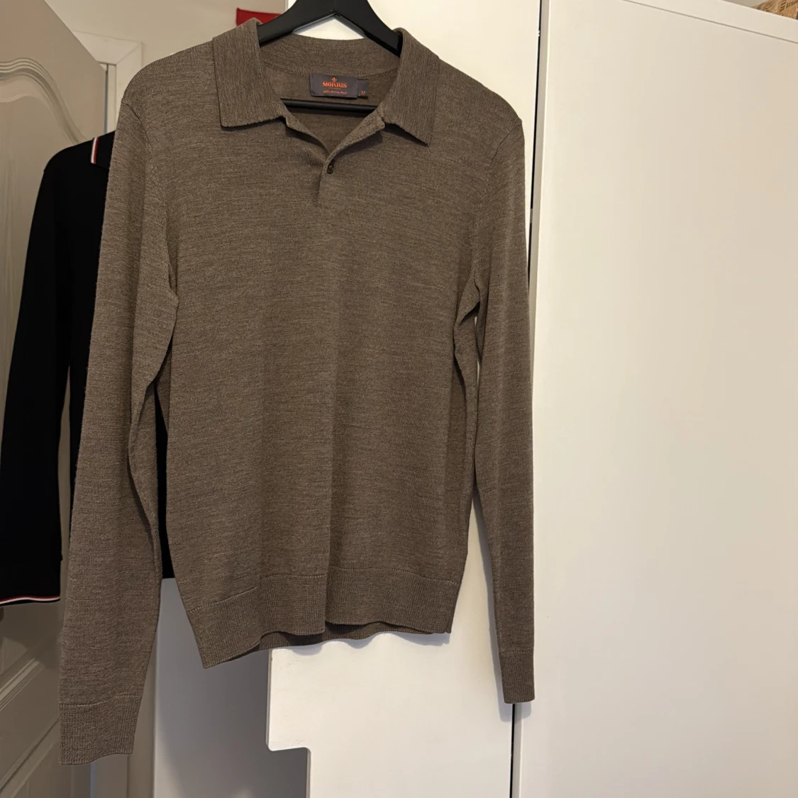 Brun pikétröja i merinoull från Morris