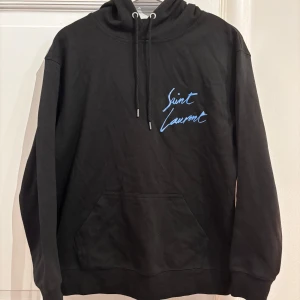 Svart Saint Laurent hoodie - Unik svart Saint Laurent hoodie! Storlek M passar även S. Skick 10/10. Fraktar inom 24 timmar. Fråga på!