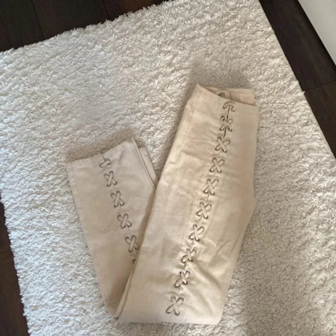 Beiga byxor med snörning i sidorna - 1