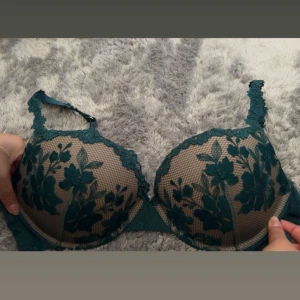 Intimissmi spets bh💕 - Snygg bh i mörkgrön spets med blommigt broderi och meshdetaljer. Push up bh som aldrig används det är en B 80 men skulle uppskattas att den passar C-D kupa 💕 Pris kan diskuteras .