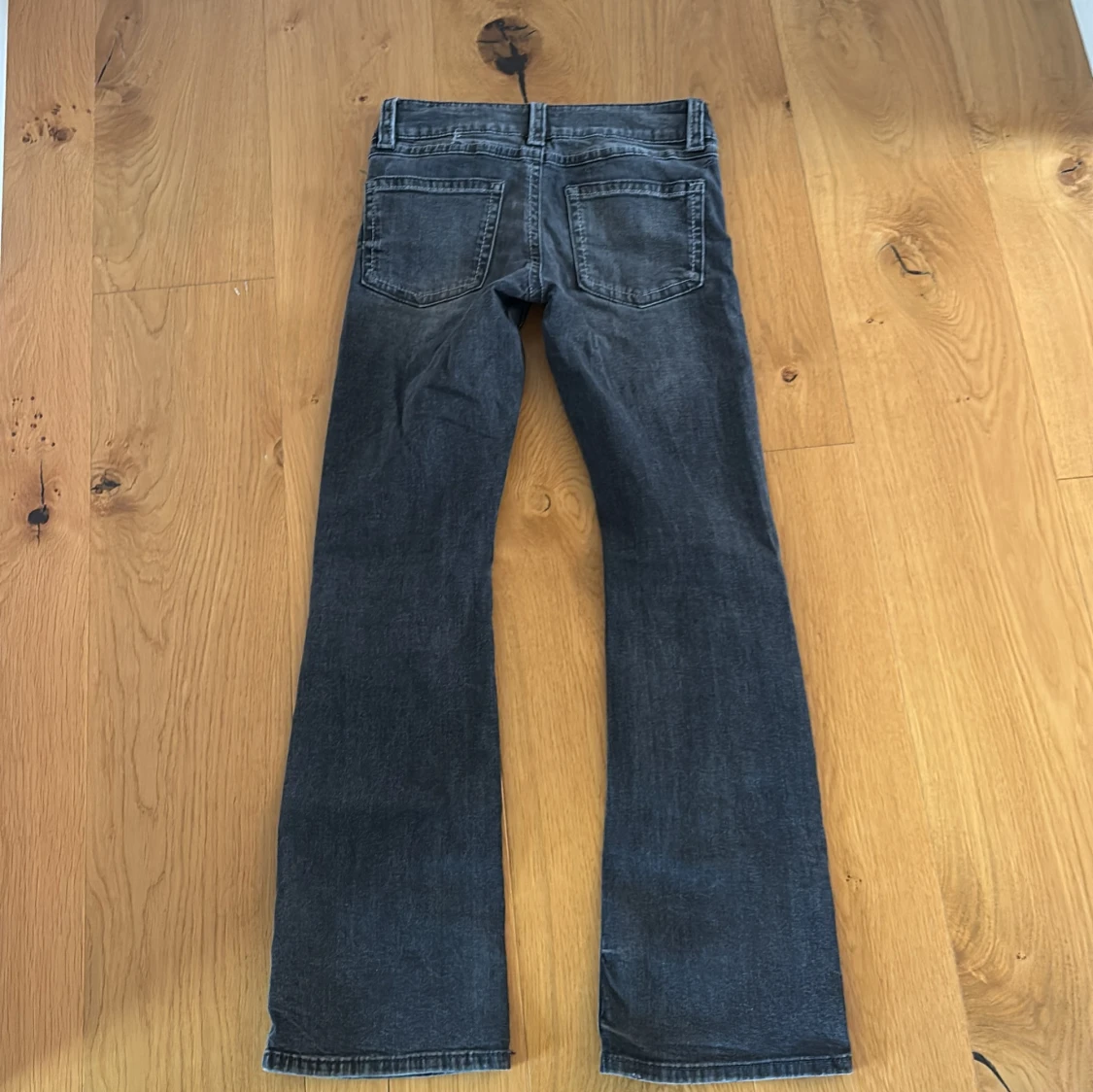 Mörkgrå bootcut jeans Gina Tricot - 1