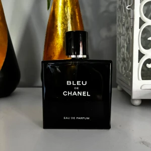Bleu de Chanel Eau de Parfum - Bleu de Chanel Eau de Parfum är en doft för män. Den kommer i en stilren flaska. Se bilder för detaljer. 100ml ca,40 ml kvar