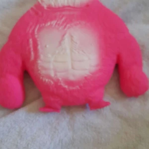 Gorilla squishy - En gorilla squishy som är rosa. Tecken på användning men annars i bra skick