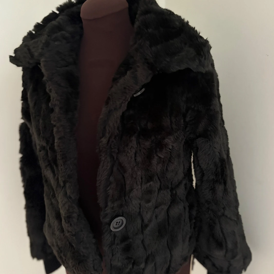 Svart pälsjacka med krage - 1