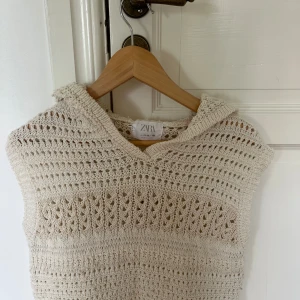 Cool broderad hoodie❤️ - Jätte cool kortärmad hoodie från Zara, använd fåtal gånger och super bra skick!