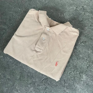 Beige pikétröja från Ralph Lauren XL - Säljer en beige piké från Ralph Lauren. Hör av dig vid frågor, priset kan diskuteras.  🧵 Skick: Mycket bra 📏 Storlek: XL 🎨 Färg: Beige 🏷️ Märke: Ralph Lauren