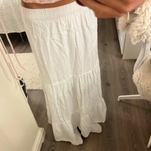 Vit långkjol från Lindex - Säljer en vit långkjol från Lindex i storlek 170. Kjolen har även ett innertyg så att den ej blir genomskinlig 💗