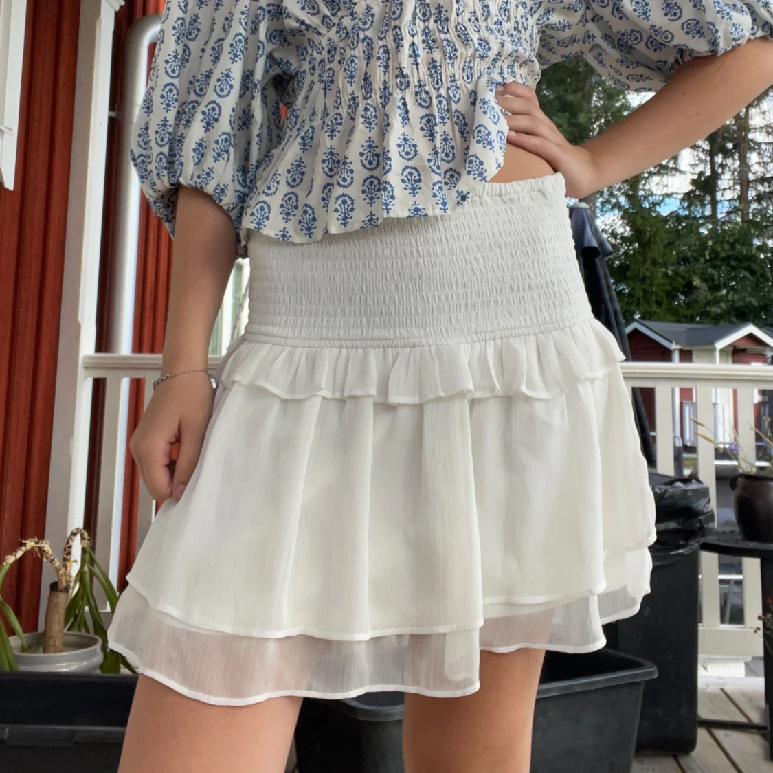 Vit volangkjol med smockmidja - 1