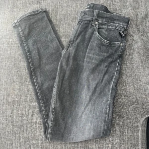 Svarta Replay Jeans - Hej! Nu säljer jag mina otroligt fina Svarta Replay Wallys💫 storlek - 16Y och 166cm, på bilden ser ni mig, är 176 och har W29 L31/32🔥 jeansen är i perfekt skick, använda ca 4 gånger i skolan🔝 jeansen är oroligt sköna och sitter inte loose och varken för tight, perfekt balans på komfort och stil🤩 mitt pris 599kr, kan förhandlas👌💸 har ni funderingar så är det bara att fråga💯🍾