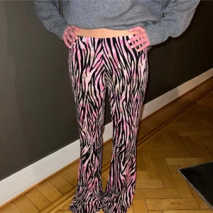 Nomi uf - Byxor från nomi, enda exemplaret som tillverkats i detta mönster. Midja: 80cm innerben:88cm. Bild lånad från säljaren!