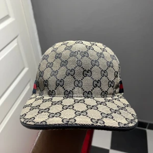 Gucci keps marinblå - Säljer marinblå Gucci keps 🧢 – helt ny, aldrig använd ❗ Röd & blåa streck ger den en fet look 🔥 Formad för dig på köpet ✔️ slipp fixa själv Kolla bilderna noga innan du köper 📸 och nöj dig med dom – inga returer ❌  Frakt inom 24h ✉️⏱️ Skicka DM vid intresse 💬  Stilren & lyxig vibe ✨ – perfekt till sommaren ☀️  Gucci-stil på nästa nivå ⬆️ Snapback / Adjustable ⚙️  Marinblå med röda & blåa detaljer – clean & snygg ⚡  ⚠️ Först till kvarn ⚠️ ‼️ Endast seriösa köpare ‼️