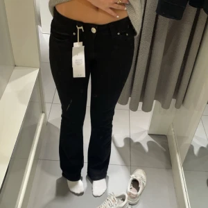 Svarta bootcut jeans från Gina Tricot - Säljer ett par svarta bootcut jeans från Gina Tricot i storlek 34. Dom är uppsprätta längsner vid benen som man ser på bild fem❤️ Säljer då dom inte kommer till användning längre❤️