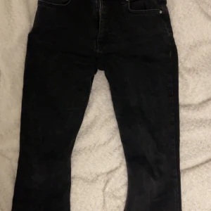 Utsvängda svarta jeans ginatricot, storlek 36💕 - Säljer ett par svarta jeans från g perfect jeans i storlek 36. Jeansen har klassisk femficksdesign, dragkedja och knapp framtill. Modellen är rak och sitter snyggt på kroppen. Perfekta till sneakers eller boots.