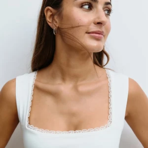 Lace open back top - Säljer denna superfina topp med detalj och knytning där bak, den är i superfint skick. Storleken är xxs men passar absolut en xs också!! Skriv vid fler frågor