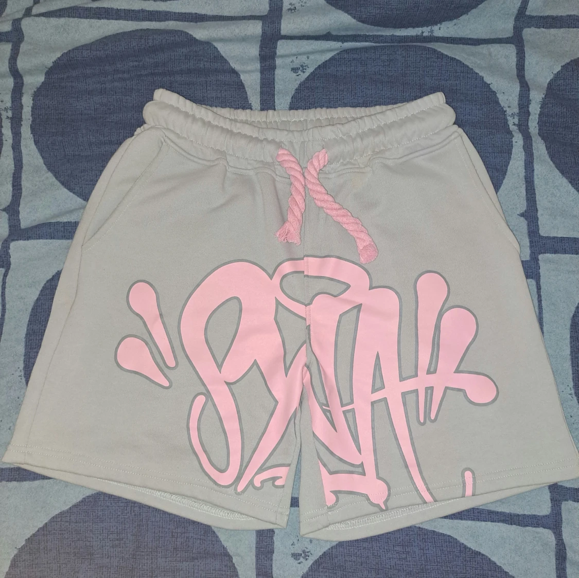 Syna World grå shorts med rosa tryck - 1