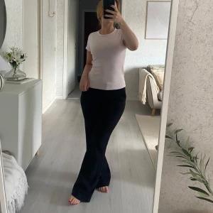 Ljusrosa t-shirt från Flash Essential - Säljer en ljusrosa t-shirt från Flash Essential. Perfekt vardagstopp.