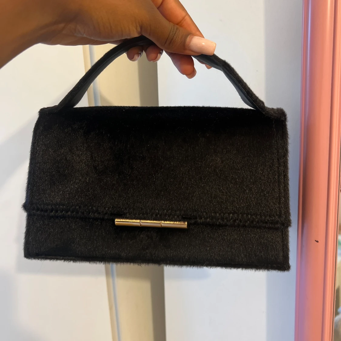 Svart handväska från H&M med gulddetalj - 2