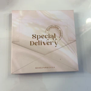 Special Delivery ögonskuggspalett - Säljer en Special Delivery ögonskuggspalett från Makeup Mekka med 9 nyanser i varma och neutrala toner. Paletten innehåller både matta och skimriga skuggor. 