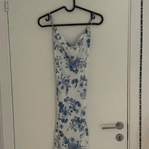 Sommarklänning  - Använt 1 gång 